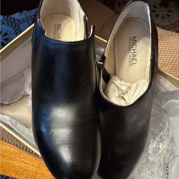 NWT Michael Kors black zip ankle boots - Picture 2 of 4